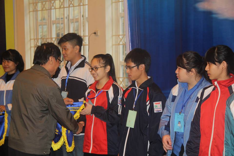 Đại diện các thí sinh tham gia cuộc thi nhận cờ của Ban tổ chức