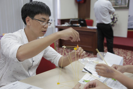 Thầy Chu Thế Nam đang thực hành